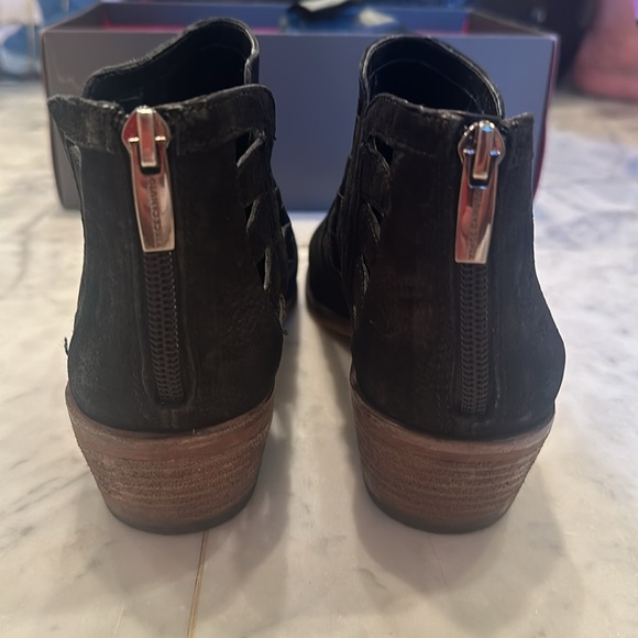 Vince Camuto Peera Cutout Black Leather Ankle Bootie Boots Size 8. EUC. - Picture 4 of 6